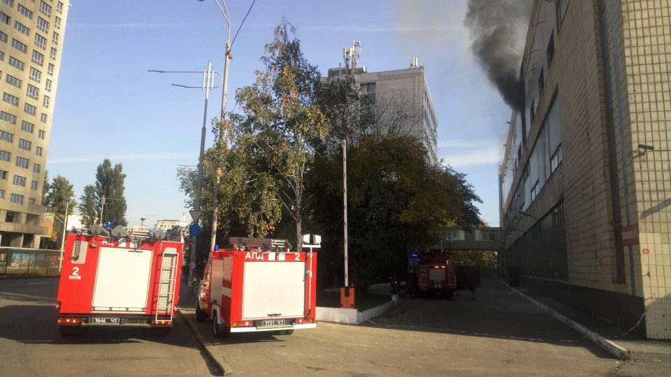 Масштабный пожар на Жилянской: в центре Киева горит промышленное здание