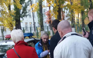 С молотком и ножом бегал за детьми: в Киеве поймали неадекватного мужчину