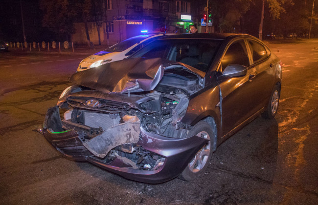 Неосторожно развернулся: в Киеве произошло тройное ДТП