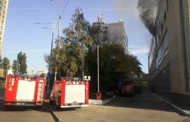 Масштабный пожар на Жилянской: в центре Киева горит промышленное здание