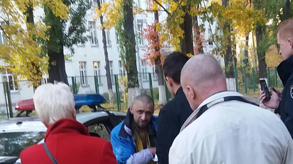 С молотком и ножом бегал за детьми: в Киеве поймали неадекватного мужчину