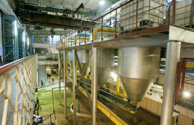 Упал в желоб: работник завода погиб страшной смертью