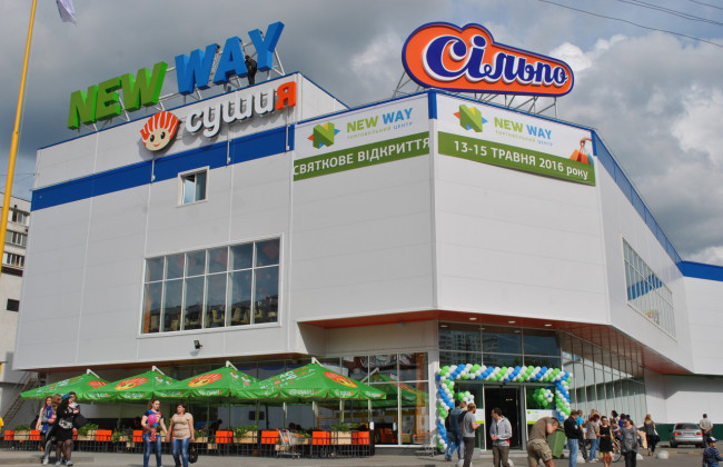 Подложили взрывчатку: возле столичного ТРЦ заминировали автомобиль