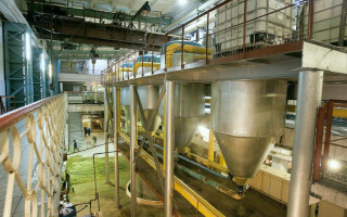 Упал в желоб: работник завода погиб страшной смертью