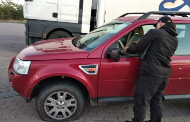 Розбій на дорогах: на водіїв та автомобілі нападають невідомі