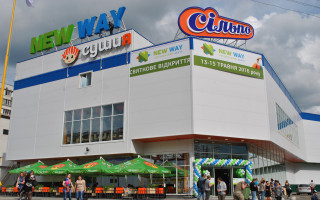 Подложили взрывчатку: возле столичного ТРЦ заминировали автомобиль