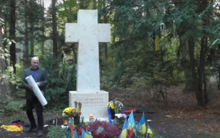 Пропагандист Кремля вчинив наругу над могилою лідера ОУН Бандери