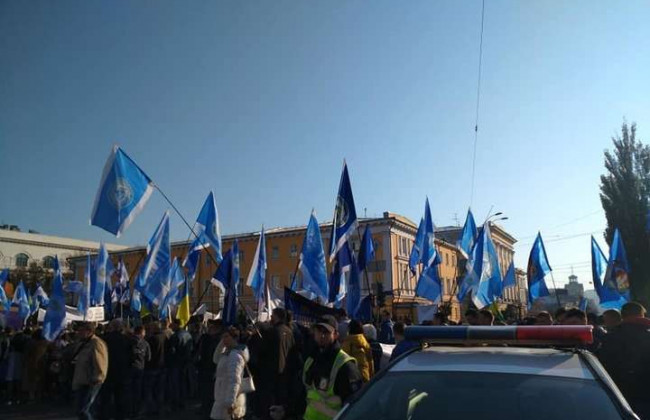 Под Кабмином депутатов облили нечистотами