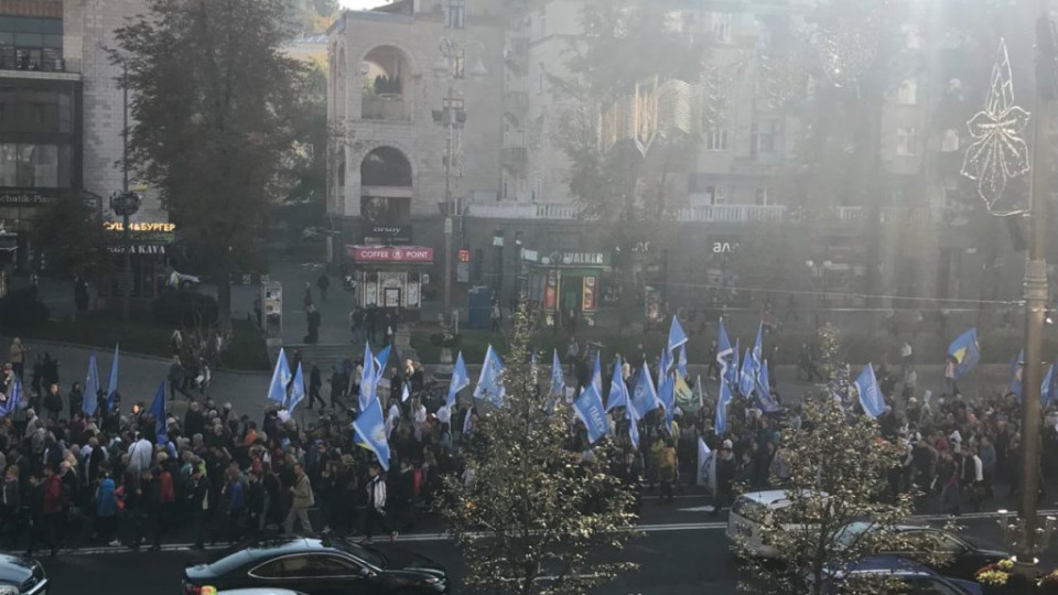 Митингующие со всей Украины остановили движение в центре Киева