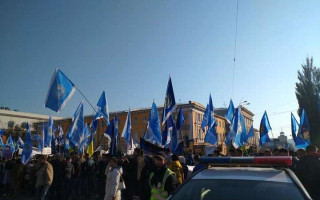 Под Кабмином депутатов облили нечистотами
