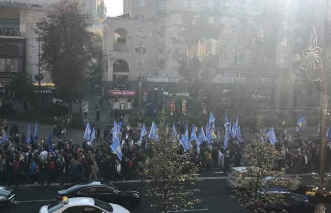 Митингующие со всей Украины остановили движение в центре Киева