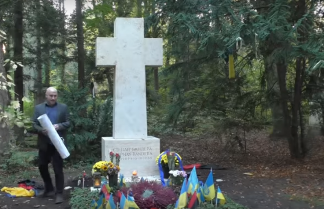 Пропагандист Кремля вчинив наругу над могилою лідера ОУН Бандери