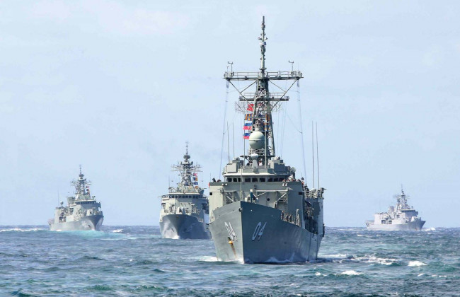 Два военных корабля перебросила Россия в Азовское море