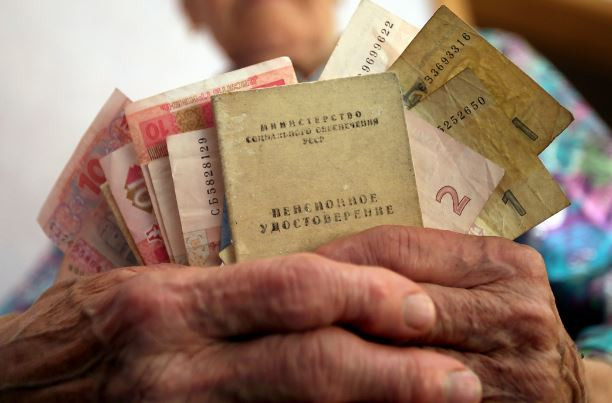 Пенсионерам Донбасса оккупанты угрожают лишением выплат за неявку на фейковые выборы