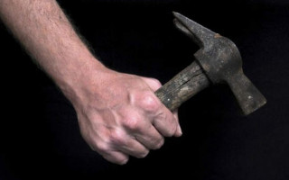 Вдарили молотком по голові: у Львові підлітки напали на чоловіка