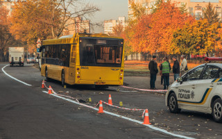В Киеве мужчину переехал автобус: его избили и бросили под колеса