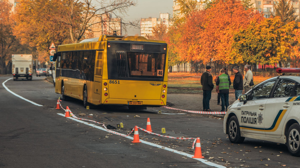 В Киеве мужчину переехал автобус: его избили и бросили под колеса