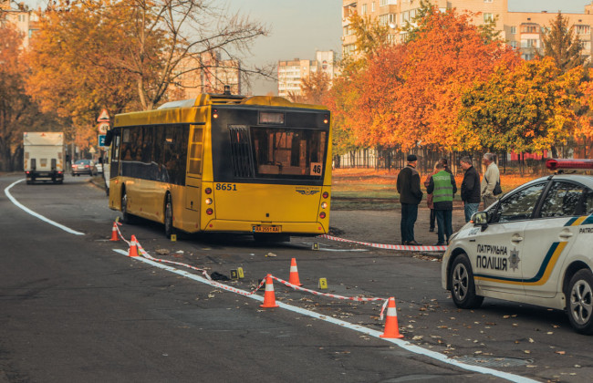 В Киеве мужчину переехал автобус: его избили и бросили под колеса