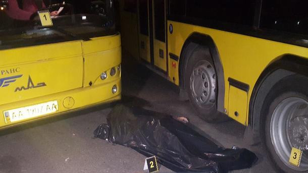 В Киеве кондуктора зажало между двумя автобусами: женщина скончалась на месте