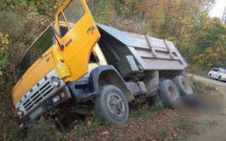 В Черновицкой области водитель выпал из кабины под колеса своего грузовика