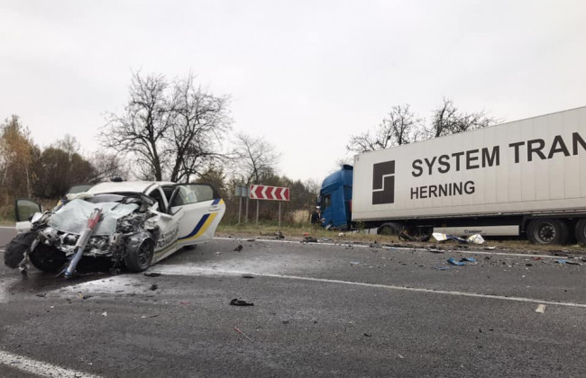 Грузовик на скорости «снес» автомобиль патрульной полиции: есть пострадавшие