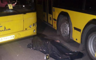 В Киеве кондуктора зажало между двумя автобусами: женщина скончалась на месте