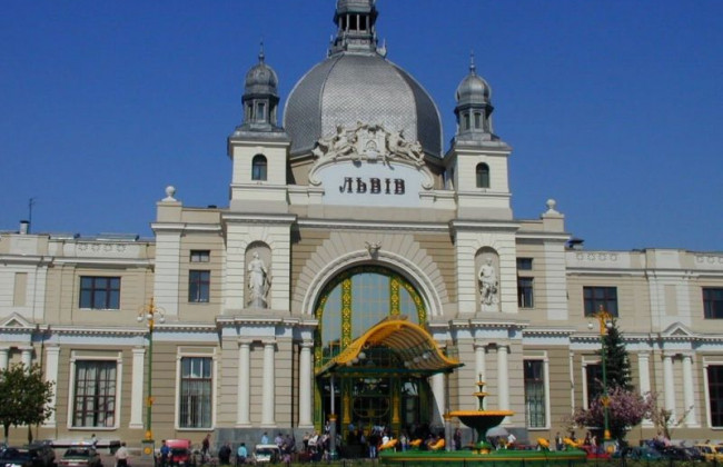 Массовая эвакуация во Львове: неизвестные сообщили о минировании вокзала