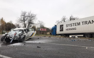 Грузовик на скорости «снес» автомобиль патрульной полиции: есть пострадавшие