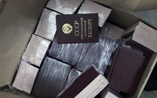 Украинец пытался перевезти в Европу более 900 паспортов СССР