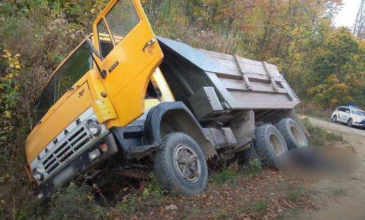 В Черновицкой области водитель выпал из кабины под колеса своего грузовика