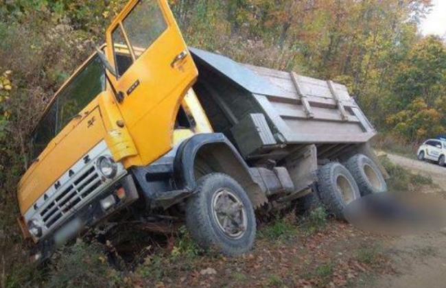 В Черновицкой области водитель выпал из кабины под колеса своего грузовика