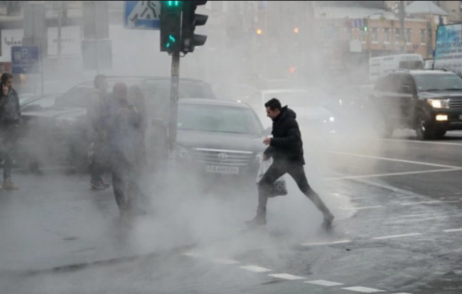 ЧП в Святошинском районе: из-под земли бил горячий фонтан