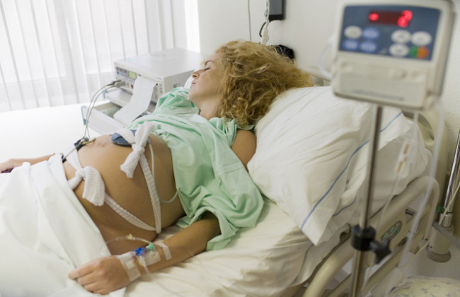 Родила и выпрыгнула из окна больницы: в Киеве произошла трагедия