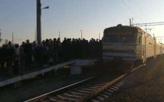 В Киеве люди заблокировали движение электрички: названа причина