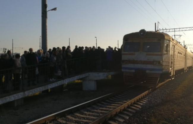 В Киеве люди заблокировали движение электрички: названа причина