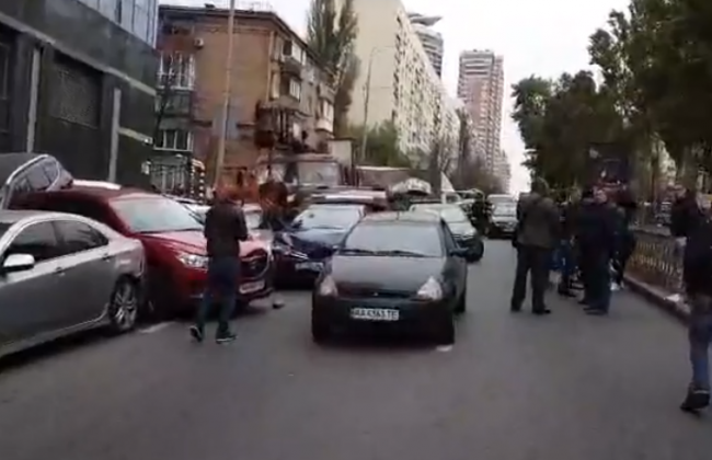 Смял 10 машин: в центре Киева автокран устроил ДТП