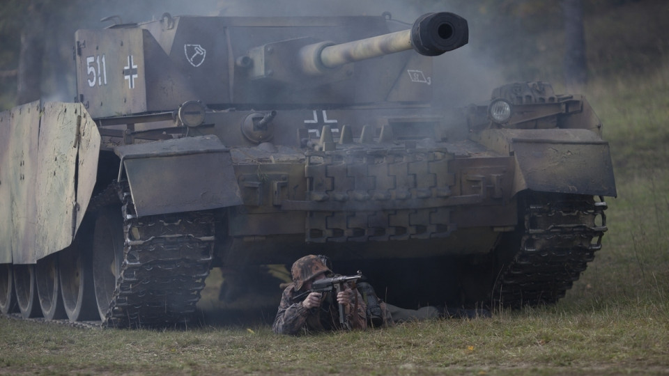 Трагедия на съемках фильма в РФ: танк переехал человека