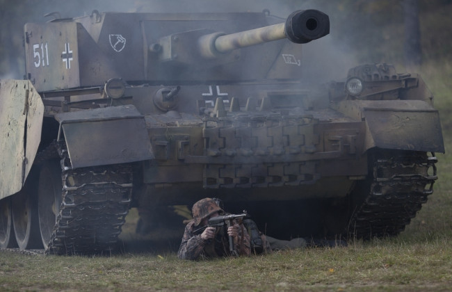 Трагедия на съемках фильма в РФ: танк переехал человека