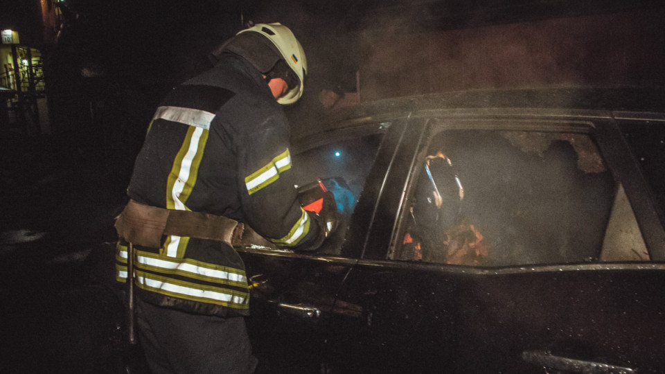 Выгорел салон: в Киеве вспыхнула иномарка