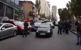 Смял 10 машин: в центре Киева автокран устроил ДТП