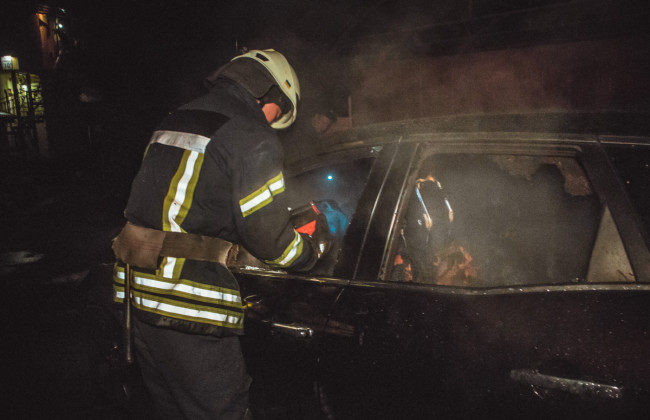 Выгорел салон: в Киеве вспыхнула иномарка