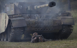 Трагедия на съемках фильма в РФ: танк переехал человека