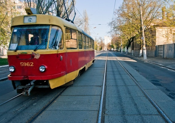 Упал и умер: в Киеве на трамвайной остановке произошло ЧП