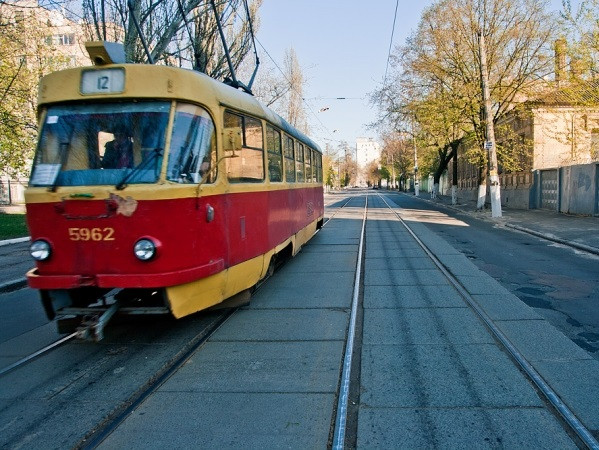 Упал и умер: в Киеве на трамвайной остановке произошло ЧП