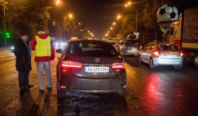 Тройное ДТП в Киеве: один из автомобилей пытались сжечь