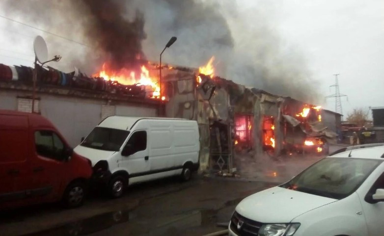 В Киеве на СТО произошел крупный пожар:  появились фото