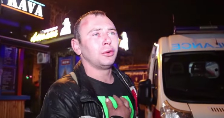 В центре Киева мужчина покусал двоих человек