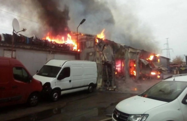 В Киеве на СТО произошел крупный пожар:  появились фото