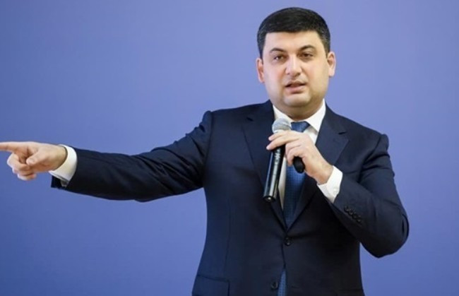 Взяли в заложники пенсионеров: Гройсман обратился к руководству «Укрпочты»