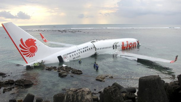 Крушение «Боинга» в Индонезии: появилось видео из самолета в момент падения